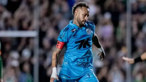 Aficionado buscó a Neymar para pedirle foto y tira a jugador de Santos