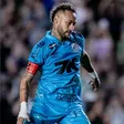 Aficionado buscó a Neymar para pedirle foto y tira a jugador de Santos