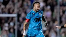 Aficionado buscó a Neymar para pedirle foto y tira a jugador de Santos