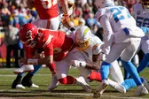 ¡De mal en peor! Mahomes se lesiona en derrota de Chiefs contra Chargers