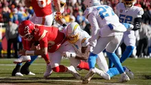 ¡De mal en peor! Mahomes se lesiona en derrota de Chiefs contra Chargers