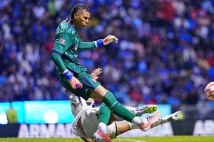 Reviven 'patadas' de Adalberto Carrasquilla en redes sociales tras lesión de Kevin Mier