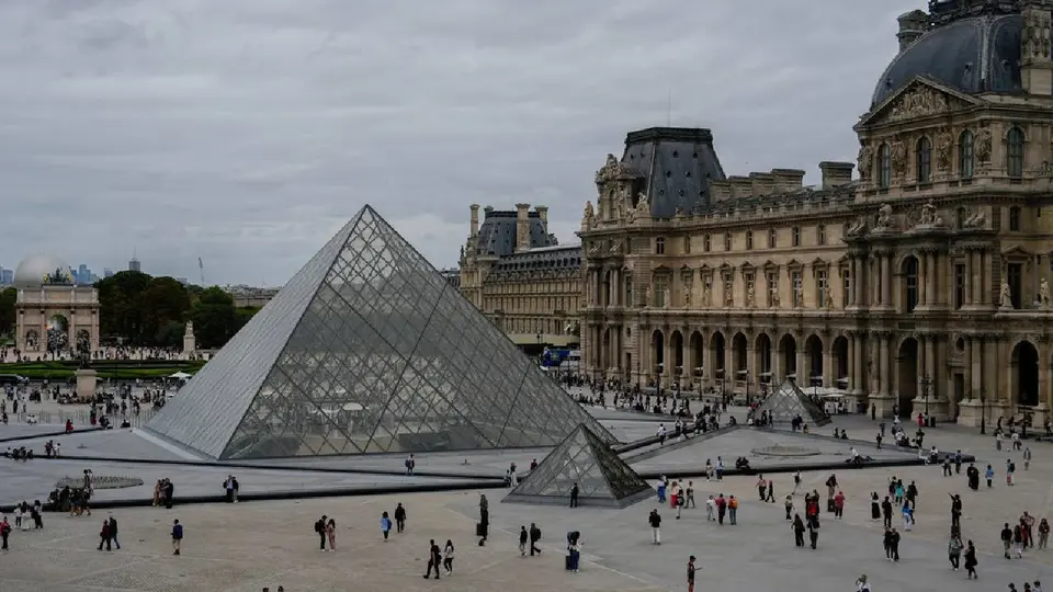 Caen presuntos ladrones implicados en el robo al Museo del Louvre