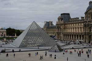 Caen presuntos ladrones implicados en el robo al Museo del Louvre
