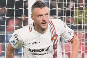 Jamie Vardy anotó su primer doblete en la Serie A en la victoria del Cremonese ante el Bolonia