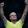 Carlos Alcaraz vence a Taylor Fritz y queda a uno victoria de ser el número uno del año