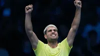 Carlos Alcaraz vence a Taylor Fritz y queda a uno victoria de ser el número uno del año
