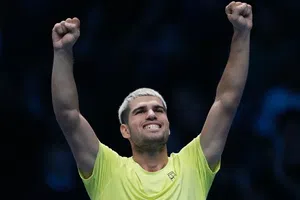 Carlos Alcaraz vence a Taylor Fritz y queda a uno victoria de ser el número uno del año