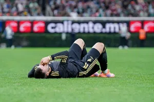 Santiago Giménez tendrá mismo tratamiento que Haaland para recuperarse del tobillo