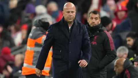 ¡Sexta derrota y adiós! Liverpool sufre humillación en Anfield y es eliminado de la Copa de la Liga