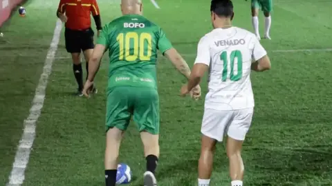 Bofo Bautista participa en juego de leyendas y se lleva burlas por su participación: "corrió más que en el Mundial"