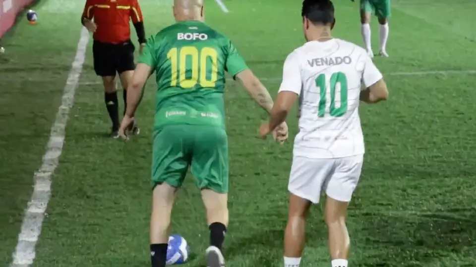 Bofo Bautista participa en juego de leyendas y se lleva burlas por su participación: "corrió más que en el Mundial"