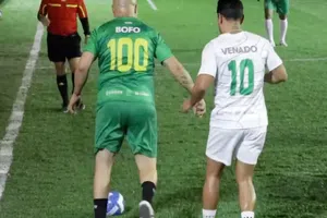 Bofo Bautista participa en juego de leyendas y se lleva burlas por su participación: "corrió más que en el Mundial"