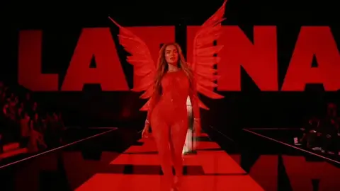 VIDEO: Karol G se convierte en ángel de Victoria’s Secret y enciende la pasarela con sabor latino