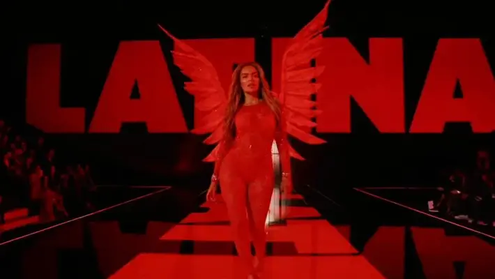 VIDEO: Karol G se convierte en ángel de Victoria’s Secret y enciende la pasarela con sabor latino