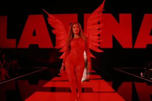 VIDEO: Karol G se convierte en ángel de Victoria’s Secret y enciende la pasarela con sabor latino