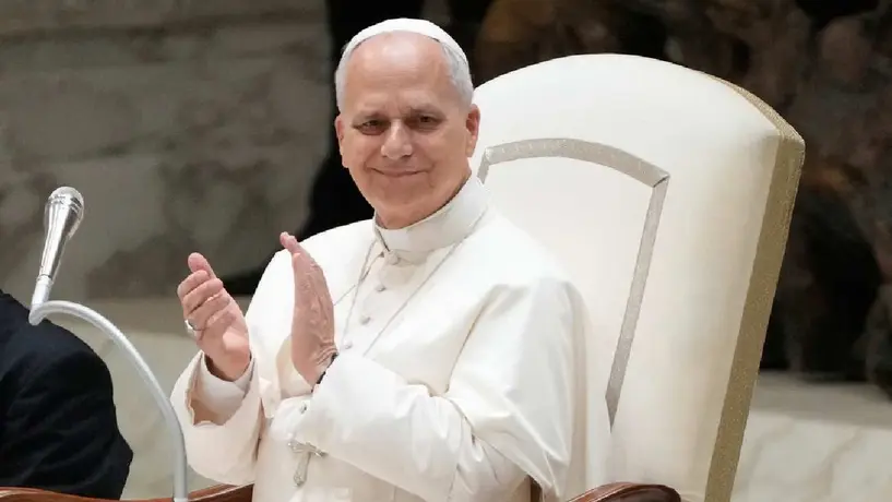 ¡Regalo de lujo! Bills le regalaron un jersey al Papa León