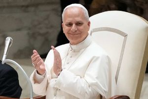 ¡Regalo de lujo! Bills le regalaron un jersey al Papa León