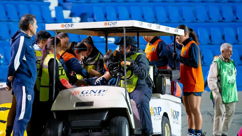 ¡Aguas! Lourdes Bosch sale lesionada y casi se cae del 'carrito de las desgracias'