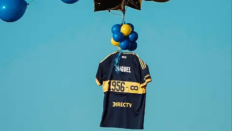 ¡Apareció! Camiseta en homenaje a Miguel Ángel Russo que Boca liberó al cielo llegó hasta Uruguay