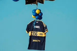 ¡Apareció! Camiseta en homenaje a Miguel Ángel Russo que Boca liberó al cielo llegó hasta Uruguay
