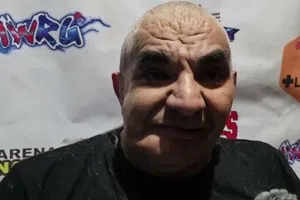 Shocker preocupa a los fanáticos por su estado de salud después de perder la cabellera ante DMT Azul