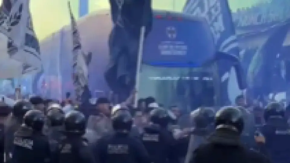¡Caótico recibimiento! Aficionados de Rayados se enfrentaron con policía