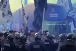 ¡Caótico recibimiento! Aficionados de Rayados se enfrentaron con policía