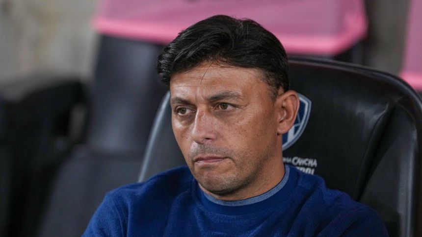 Ángel Villacampa durante un partido de la Liga MX Femenil | IMAGO 7