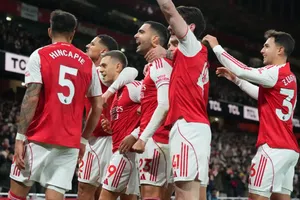 Arsenal golea a Tottenham y se afianza en la cima de la Premier League