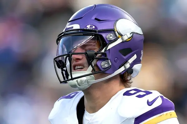 J.J. McCarthy se lamenta durante un partido de los Vikings | AP