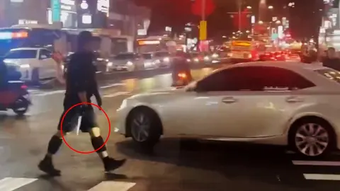 VIDEO / Terror en el metro de Taiwán: Ataque con cuchillo y bombas de humo deja 4 muertos