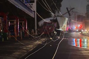Tráiler choca contra poste de luz en Lomas Verdes; por poco se estampa en gasolinera