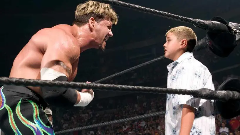 Dominik Mysterio niega a Rey Mysterio y se acuerda de Eddie Guerrero: "mi verdadero papá murió en 2005"
