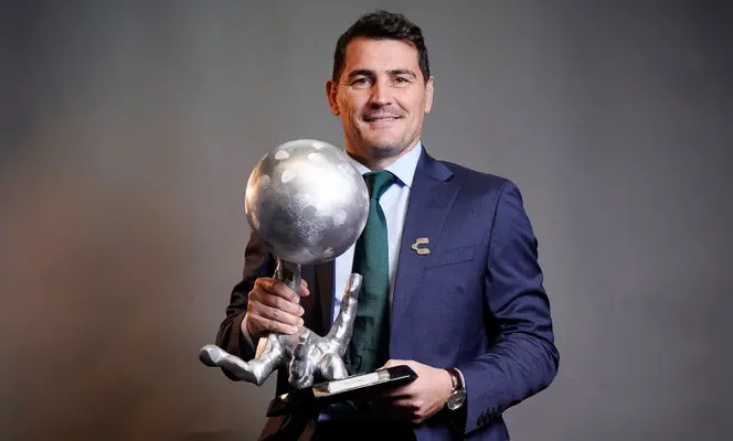 Iker Casillas calienta la Semifinal del Mundial entre Francia y España