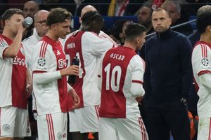 ¡Cambios en el Ajax! Heitinga fue despedido y se perfila el regreso de reconocido DT