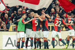 Johan Vásquez y Genoa vencen a Hellas Verona en lucha directa por el descenso