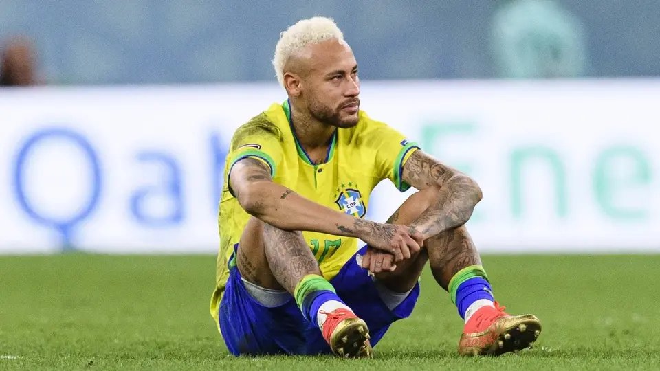Neymar se somete a cirugía menor en la rodilla izquierda pero sueña con el Mundial