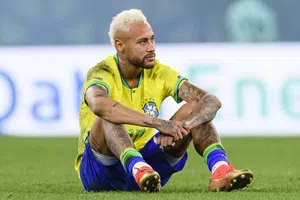 Neymar se somete a cirugía menor en la rodilla izquierda pero sueña con el Mundial