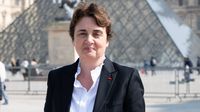 Directora del Louvre admite fallas de seguridad tras robo de joyas y ofrece su renuncia