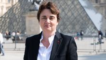 Directora del Louvre admite fallas de seguridad tras robo de joyas y ofrece su renuncia