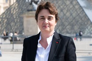 Directora del Louvre admite fallas de seguridad tras robo de joyas y ofrece su renuncia