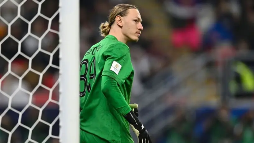 Safonov, arquero del PSG que paró cuatro penales frente al Flamengo, se fracturó la mano izquierda