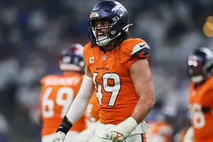 Jugador de Broncos vuelve a la acción 20 días después de ser detectado con cáncer