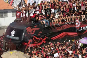 Caos en Río: hinchas de Flamengo chocan con la policía en caravana rumbo a la final de la Libertadores
