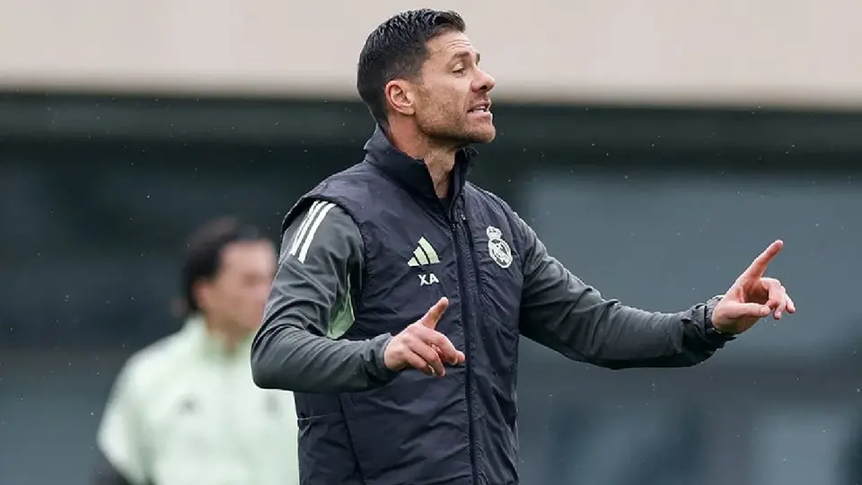Xavi Alonso tranquilo ante las críticas hacia el Madrid: ‘No hay que darle más peso del necesario’