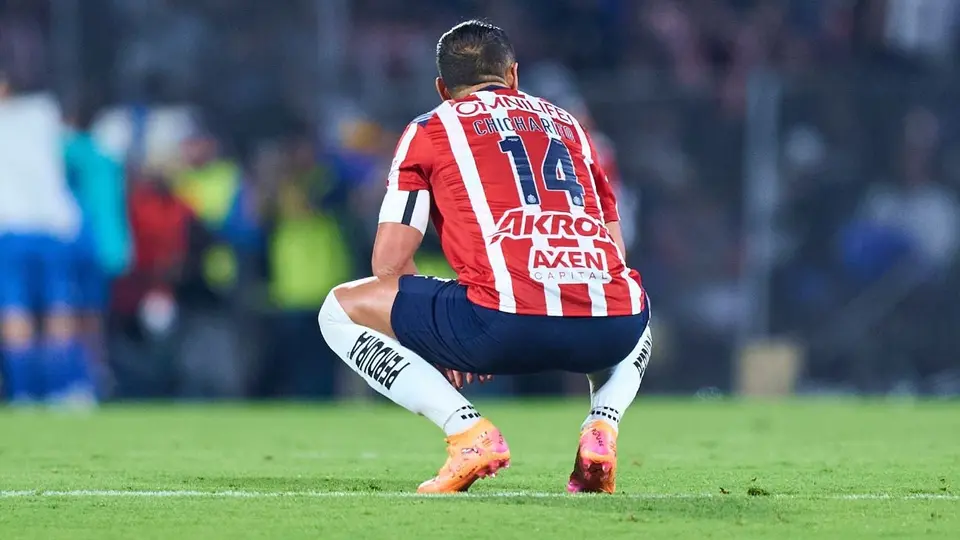 Jugadores de Chivas, que estaban en el palco, reaccionaron así a la falla de Javier Hernández