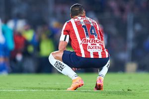 Jugadores de Chivas, que estaban en el palco, reaccionaron así a la falla de Javier Hernández