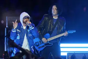 Jack White y Eminem sorprenden en la NFL con show en la derrota de Lions ante Packers