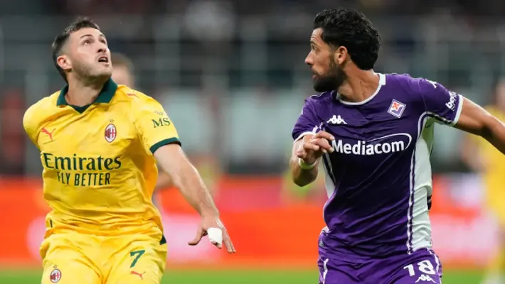 Fiorentina arremete contra Santiago Giménez por penal: “Es escandalosa su acción”